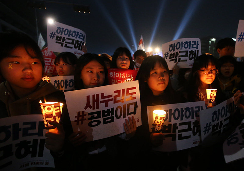 서울 종로구 광화문광장에서 ‘모이자! 분노하자! #내려와라 박근혜 2차 범국민행동’ 청소년들이 박근혜 퇴진하라 촛불을 밝히고 있다.