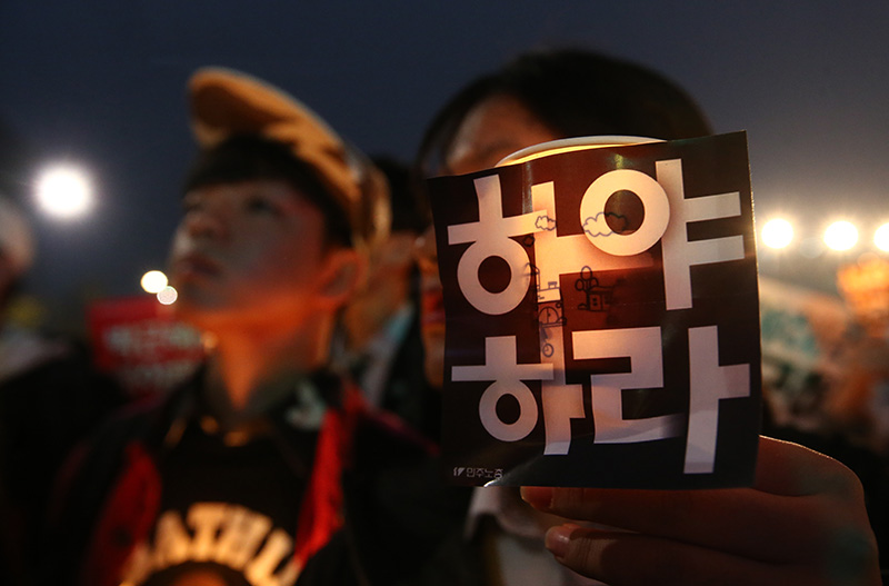 5일 오후 서울 종로구 광화문광장에서  ‘모이자! 분노하자! #내려와라 박근혜 2차 범국민행동’ 참가자들이 박근혜 퇴진하라 촛불을 밝히고 있다.