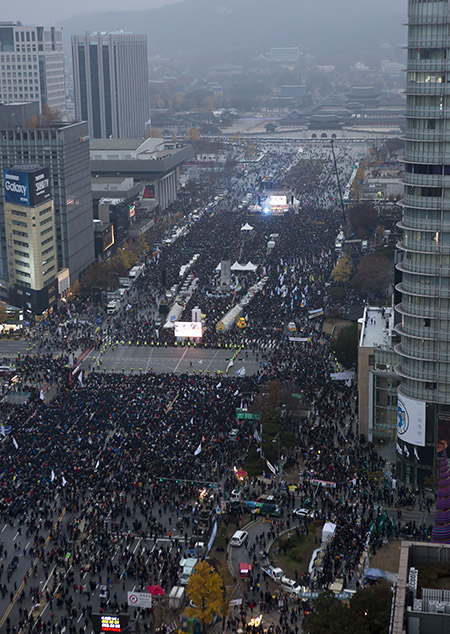 19일 오후'최순실 게이트' 진상규명과 박근혜 대통령 퇴진 촉구하는 4차 2016 민중총궐기대회가 서울 광화문 광장 일대에서 열리고 있다.