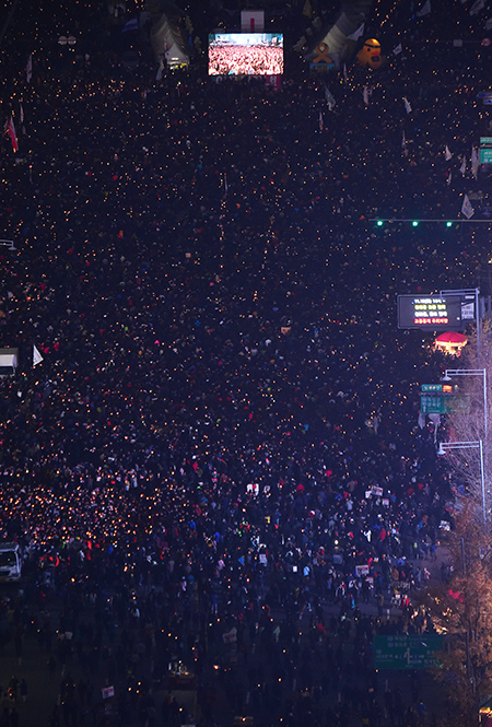 박근혜 대통령의 퇴진을 요구하는 '4차 촛불집회'가 19일 오후 서울 종로구 광화문광장에서 열린 가운데 집회에 참가한 국민들이 촛불을 들고 구호를 외치고 있다.