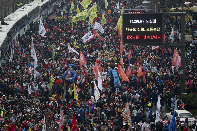 박근혜 대통령의 퇴진을 촉구하는 5차 촛불집회가 열린 26일 오후 서울 종로구 청운효자동 주민센터에서 구호를 외치고 있다.