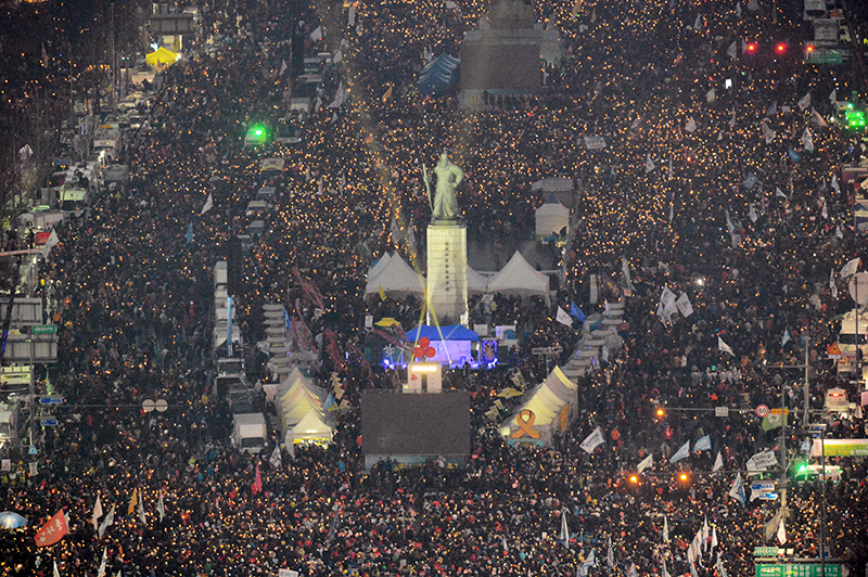 박근혜 대통령의 퇴진을 요구하는 '5차 촛불집회'가 26일 오후 서울 광화문광장과 일대에서 열려 집회에 참가한 시민들이 촛불을 들고 집회에 참가하고 있다.<br