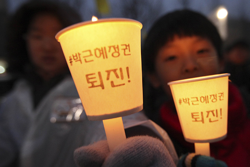 박근혜 대통령의 퇴진을 촉구하는 5차 촛불집회가 열린 26일 오후 서울 종로구 청운효자동 주민센터에서 시민들이 구호를 외치고 있다.