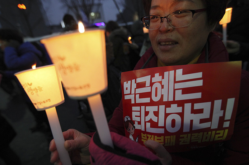 박근혜 대통령의 퇴진을 촉구하는 5차 촛불집회가 열린 26일 오후 서울 종로구 청운효자동 주민센터에서 시민들이 구호를 외치고 있다.