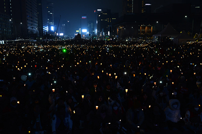 26일 오후 서울 광화문광장에서 5차 촛불집회가 열린 가운데 집회 참가자들이 촛불을 들고 있다.