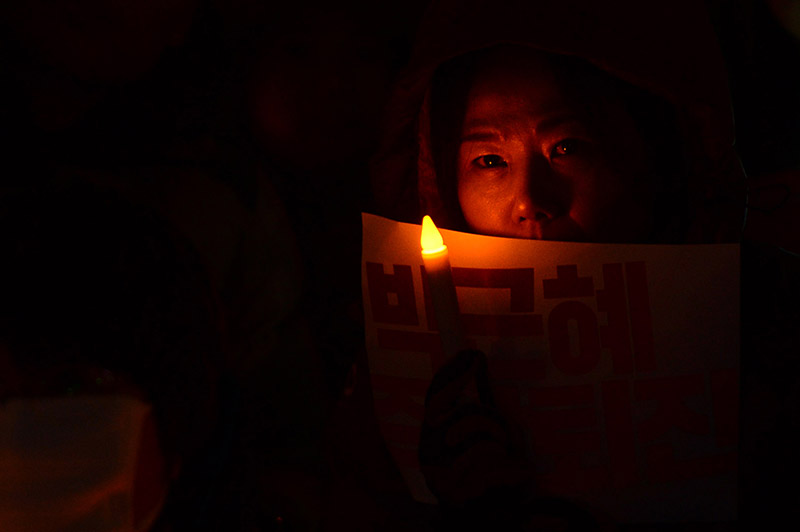 26일 오후 서울 광화문광장에서 5차 촛불집회가 열린 가운데 집회 참가자가 촛불을 들고 있다.