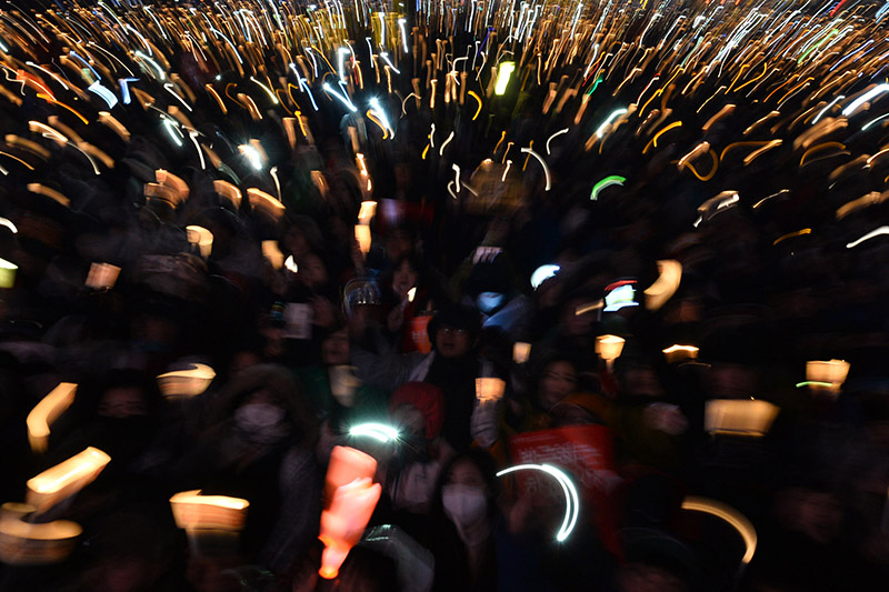 26일 오후 서울 광화문광장에서 5차 촛불집회가 열린 가운데 집회 참가자들이 촛불을 흔들고 있다.