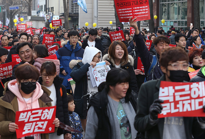 6차 촛불집회를 앞둔 3일 오후 서울 종로구 광화문광장 앞에서 시민들이 박근혜 대통령 하야를 외치며 청와대로 거리 행진을 하고 있다.