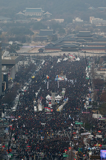 박근혜 대통령의 제3차 대국민 담화에도 박 대토령의 퇴진을 요구하는 시민들의 목소리가 계속되고 있는 가운데 3일 오후 서울 세종대로 광화문광장에 제6차 촛불집회에 참석하기 위해 시민들이 모여들고 있다.
