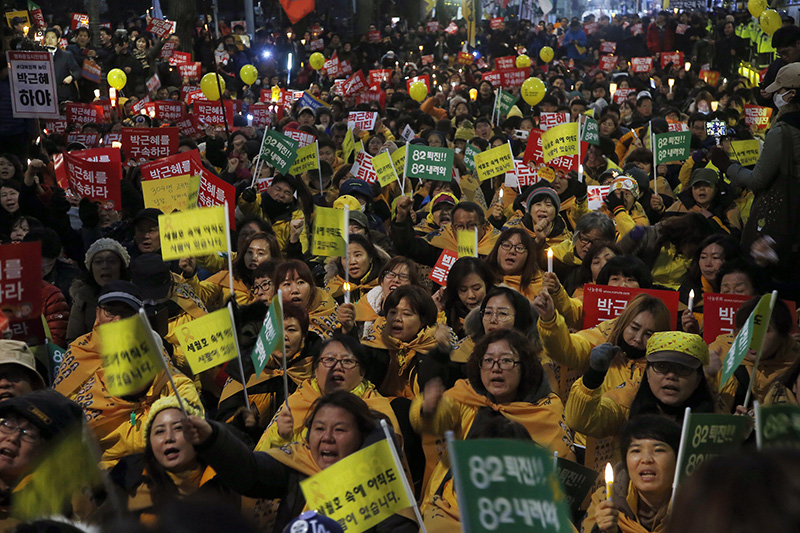 박근혜 대통령의 즉각 퇴진을 요구하는 6차 촛불집회가 열린 3일 오후 청와대를 100M 앞둔 서울 종로구 효자동 삼거리 분수대 인근에서 세월호 희생자 유가족들이 박근혜 퇴진을 촉구하고 있다.