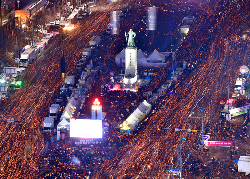 박근혜 대통령의 퇴진을 촉구하는 6차 촛불집회가 3일 오후 서울 광화문광장 일대에서 열린 가운데 촛불을 듣 시민들이 청와대 방향으로 행진하고 있다.