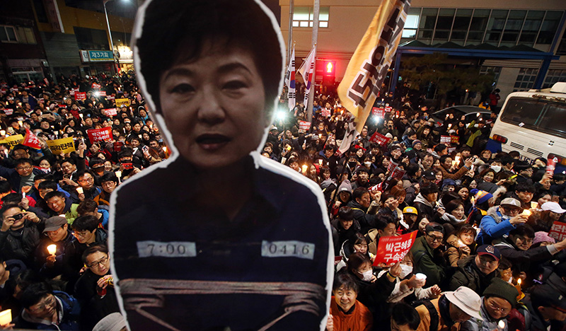 박근혜 대통령의 즉각 퇴진을 요구하는 6차 촛불집회가 열린 3일 광화문광장에서 출발한 시위대가 촛불을 들고 청와대 방면으로 향하고 있다.