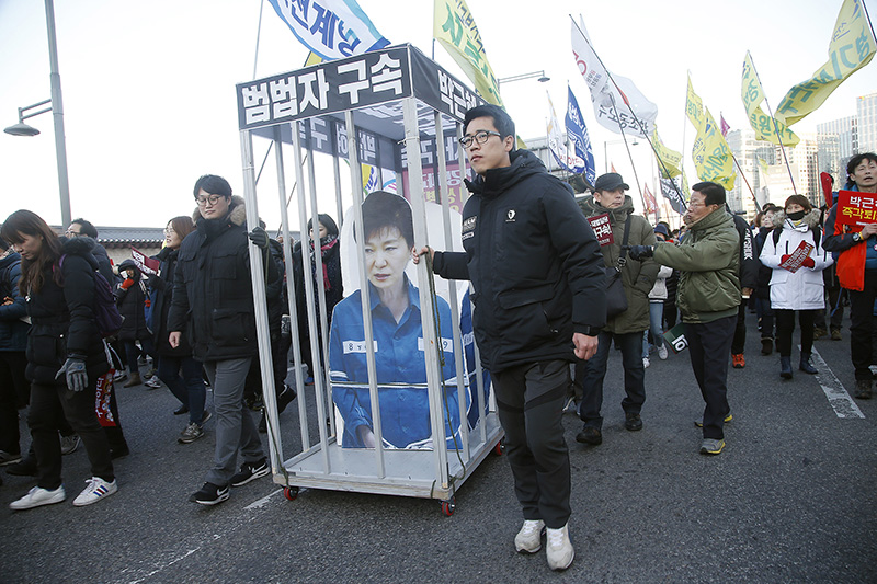 박근혜 대통령의 즉각 퇴진을 요구하는 7차 촛불집회가 열릴 예정인 가운데 광화문 광장에 모인 노동자, 농민, 학생, 시민 등이 서울 종로구 청와대 인근 100미터 앞을 향해 행진을 하고 있다.