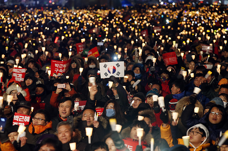 10일 오후 서울 광화문광장에서 열린 박근혜 대통령의 즉각 퇴진을 요구하는 '안나오면 쳐들어간다, 박근혜 정권 끝장내는 날' 7차 촛불집회 참가자들이 박근혜 대통령 즉각 퇴진을 더불어 '구속'을 촉구하며 구호를 외치고 있다.