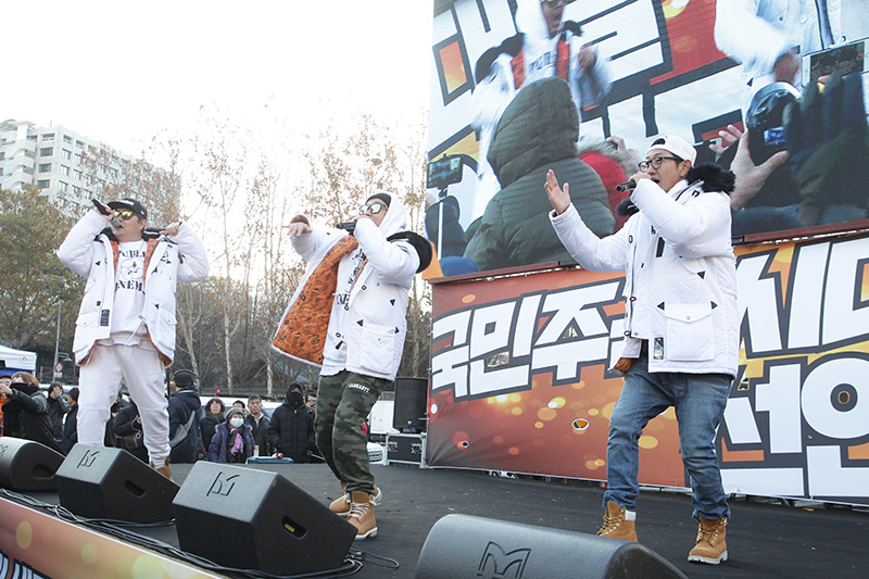 DJ DOC가 10일 열린 ‘박근혜 퇴진’ 7차 촛불집회에 참석해 현시국을 비판한 힙합곡 ‘수취인 분명’ 무대를 펼치고 있다