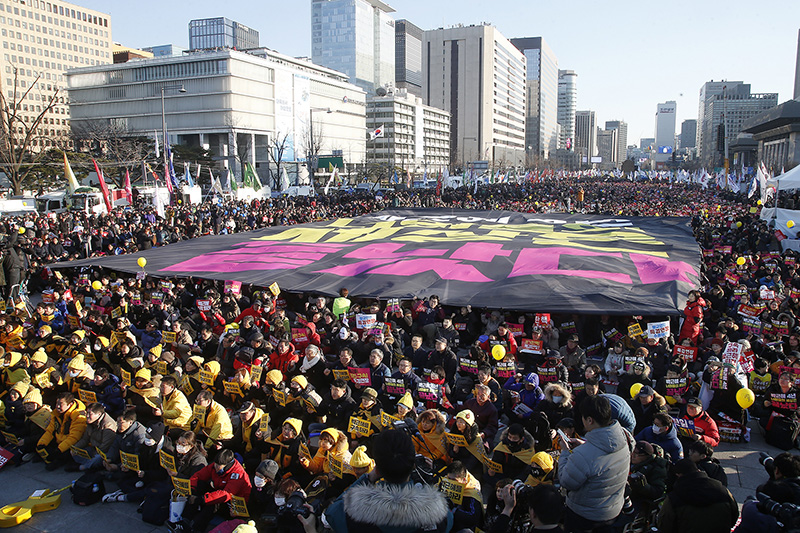 박근혜 대통령 취임 4주년인 25일 오후 서울 광화문광장에서 열린 '2017 민중총궐기' 대회에서 '너희들의 세상은 끝났다'라고 적힌 대형 현수막이 펼쳐지고 있다.