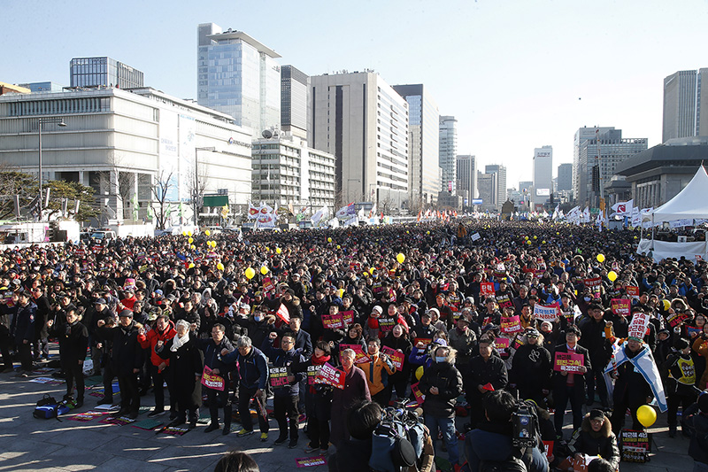 박근혜 대통령 취임 4주년인 25일 오후 서울 광화문광장에서 '17차 범국민행동의 날' 촛불집회가 열리기 앞서 '2017 민중총궐기' 집회가 열리고 있다. 광장에 20만여 명의 시민들이 모여 '임을 위한 행진곡'을 부르고 있다.