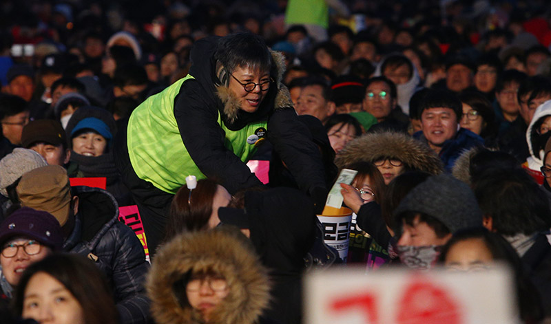 25일 오후 서울 광화문광장에서 열린 박근혜 대통령 퇴진을 촉구하는 17차 촛불집회에서 가수 이은미가 모금함을 든 채 모금 활동을 하고 있다.