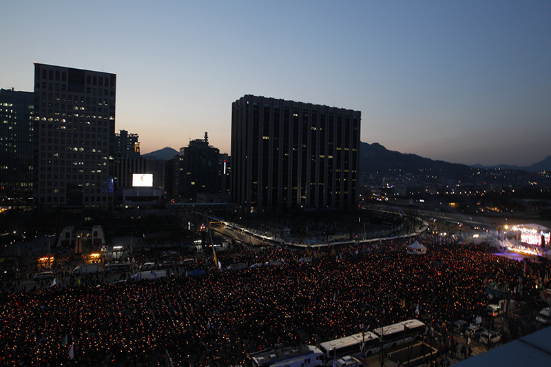 4일 오후 서울 종로구 광화문 광장에서 열린 19차 촛불집회에서 참가자들이 촛불을 들고 박근혜 대통령의 탄핵 촉구와 특검연장 요구를 거부한 황교안 권한대행의 퇴진을 요구하고 있다.