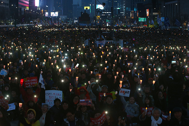 박근혜 전 대통령 탄핵 인용 후 첫 주말인 11일 오후 서울 광화문광장에서 열린 20차 촛불집회 마친 뒤 참가자들이 촛불 파도를 만들고 있다.