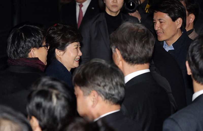 박근혜 전 대통령이 12일 오후 청와대를 떠나 서울 삼성동 사저로 들어서며 지지자들을 향해 웃으며 인사하고 있다.