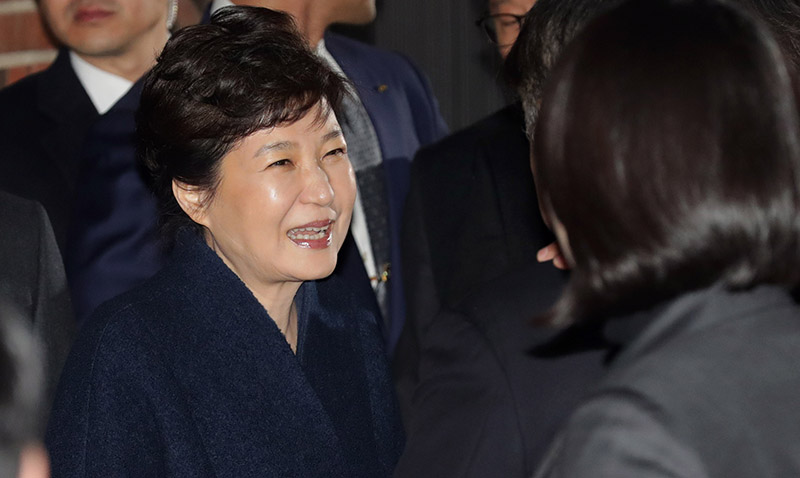 박근혜 전 대통령이 웃고 있다.