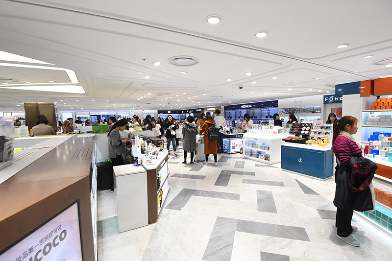 서울 중구 롯데면세점에서 북적이던 외국인 관광객이 줄어 쇼핑을 하고 있다.