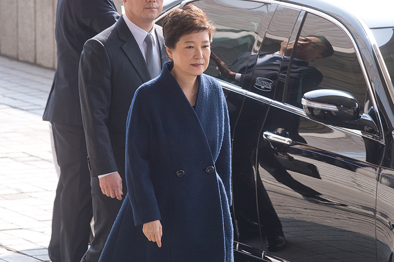 박근혜 전 대통령이 21일 오전 서초구 서울중앙지방검찰청에서 조사를 받기 위해 피의자 신분으로 출석하고 있다.