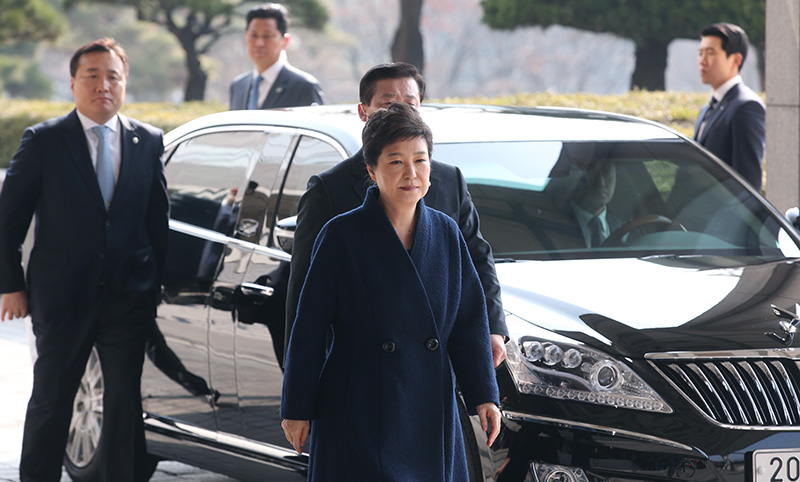 박근혜 전 대통령이 21일 오전 서울 서초구 서울중앙지검에 피의자 신분으로 출석하고 있다. 박 전 대통령은 '비선 실세' 최순실씨의 국정농단에 공모해 뇌물수수 등 모두 13가지 범죄를 저지른 혐의를 받고 있다.