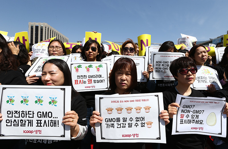 12일 오전 서울 광화문 광장에서 열린 모든 축산 Non-GMO 곡물로 키우기 선포식에 참석한 생산자와 자연드림 조합원들이 GMO 완전표시제 실시를 촉구하고 있다. 이날 선포식에서 자연드림 국내에서 유일하게 모든 축산을 Non-GMO 곡물로 키우고 있다고 밝혔다.