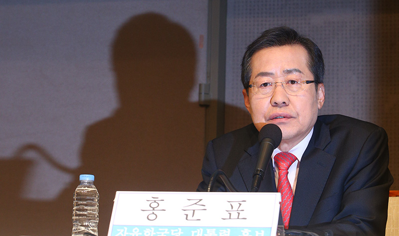 관훈토론 참석한 홍준표 자유한국당 대선후보가 21일 오전 서울 중구 프레스센터에서 열린 관훈클럽 초청 관훈토론회에 참석 여론조사에 대한 질문에 답변을 하고 있다.