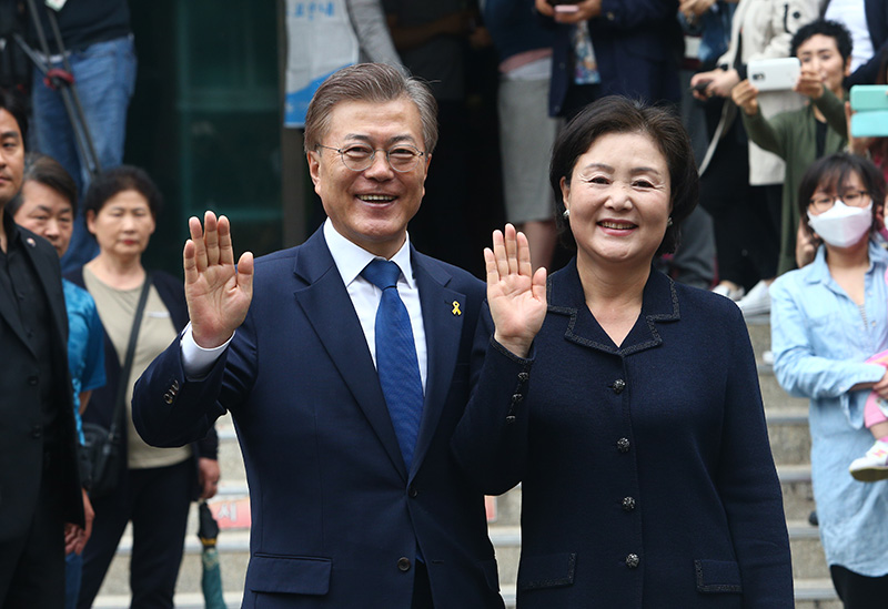 더불어민주당 문재인 대선후보와 부인 김정숙 씨가 제19대 대통령선거일인 9일 오전 서울 서대문구 홍은중학교에 마련된 홍은2동 제3투표소에서 투표를 한 뒤 취재진에게 소감을 밝히며 손을 들어 인사를 하고 있다.