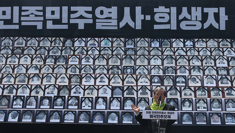 6·10 민주항쟁 30주년인 10일 오후 서울광장에서 열린 제26회 민족민주열사·희생자 범국민추모제에서 함세웅 신부가 대회사를 하고 있다.