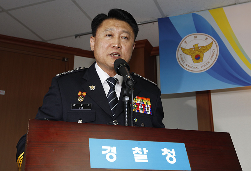 이철성 경찰청장이 서울 서대문 경찰청에서 경찰개혁위원회 발족식에서 고 백남기 농민 물대포로 인한 사망에 대해 사과를 하고 있다.(자료사진)