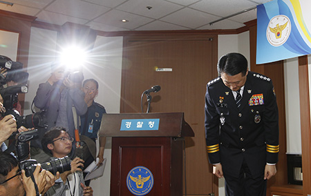 이철성 경찰청장이 16일 오후 서울 서대문 경찰청에서 경찰개혁위원회 발족식에서 고 백남기 농민 물대포로 인한 사망에 대해 고개 숙여 사과를 하고 있다.
