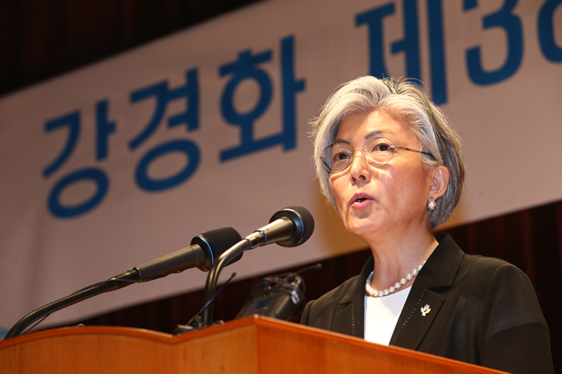 강경화 외교부 장관이 19일 오전 서울 도렴동 외교부청사에서 열린 취임식에서 취임 연설을 하고 있다.