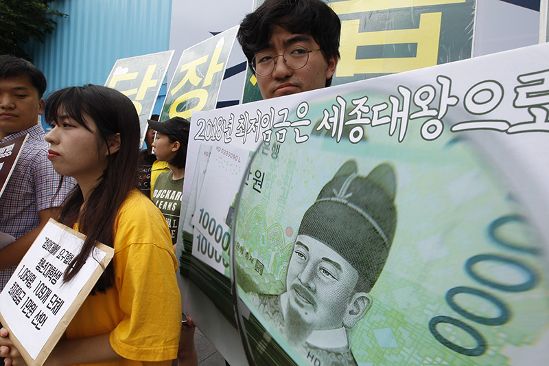 최저임금 비정규직철폐 만원공동행동은 최저임금 1만원 인상을 촉구하는 기자회견을 하고 있다. (자료사진)