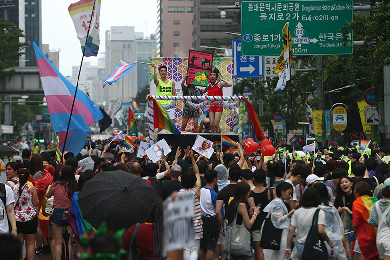15일 오후 서울광장에서 열린 ‘제18회 퀴어문화축제’ 참가자들이 도심 퍼레이드를 하고 있다.