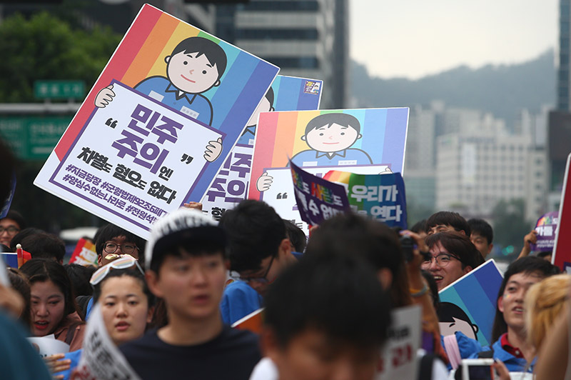15일 오후 서울광장에서 열린 ‘제18회 퀴어문화축제’ 참가자들이 도심 퍼레이드를 하고 있다.