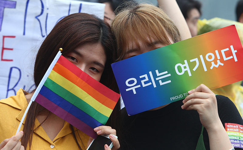 15일 오후 서울광장에서 열린 ‘제18회 퀴어문화축제’ 참가자들이 도심 퍼레이드를 하고 있다.
