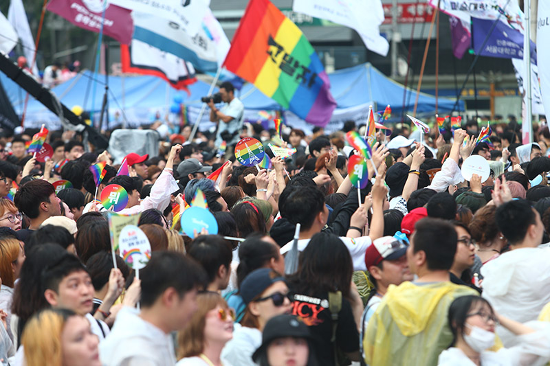 15일 오후 서울광장에서 열린 ‘제18회 퀴어문화축제’ 참가자들이 공연을 즐기고 있다.