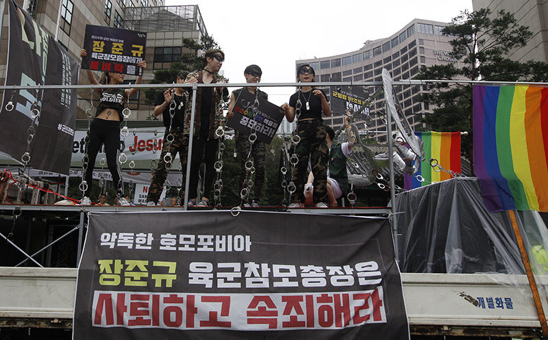15일 오후 서울광장에서 열린 ‘제18회 퀴어문화축제’ 참가자들이 도심 퍼레이드를 하고 있다.