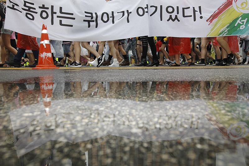 15일 오후 서울광장에서 열린 ‘제18회 퀴어문화축제’ 참가자들이 도심 퍼레이드를 하고 있다.