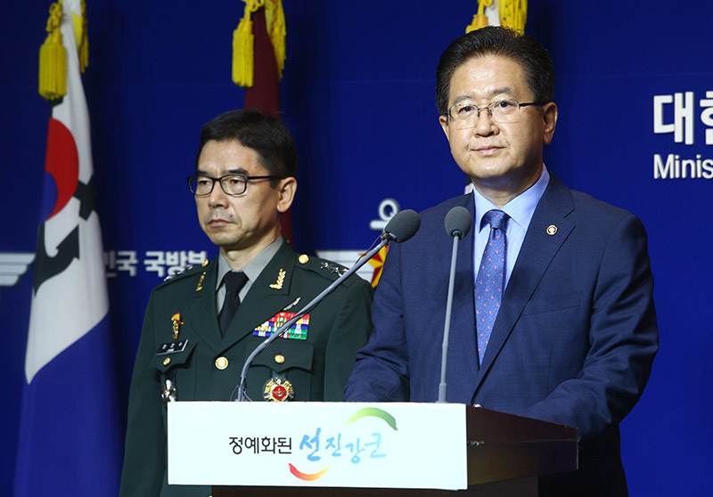 서주석 국방부 차관이 17일 오전 서울 용산구 국방부에서 북측 남북군사당국회담 개최 제의 기자회견을 하고 있다.