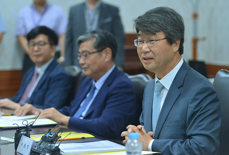 지난 7월 24일 오후 서울 종로구 정부서울청사에서 열린 신고리 5, 6호기 공론화위원회 1차 회의에서 김지형 위원장(전 대법관, 법무법인 지평 대표변호사)이 모두발언을 하고 있다.
