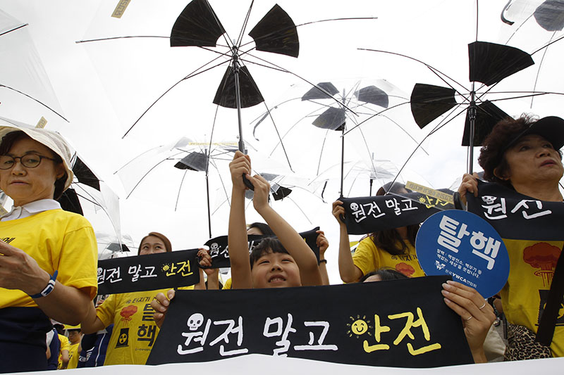 안전한 세상을 위한 신고리 5·6호기 백지화 서울시민행동 등 시민사회단체 회원들이 서울 종로구 광화문 광장에서 신고리 원전 5·6호기 건설 백지화를 촉구하는 공동기자회견을 하고 있다.