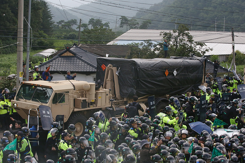 사드(THAAD·고고도미사일방어체계) 잔여 발사대 4기 추가배치가 시작된 7일 오전 사드 관련 장비를 실은 미군 차량이 경찰의 보호속에서 사드 기지(옛 성주골프장)로 이동하기 위해 경북 성주군 초전면 소성리 마을회관 앞으로 지나고 있다