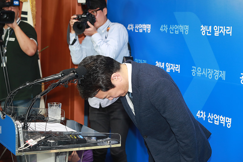 남경필 경기지사가 19일 오전 수원 경기도청 브리핑룸에서 긴급 기자회견을 열고 큰 아들(26) 마약 문제와 관련해 무어라 드릴 말씀이 없다며 국민 모든 분들께 고개숙여 사죄한다고 공식 사과했다.