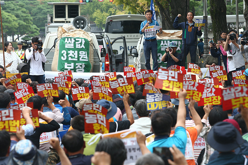 전국농민회총연맹(전농) 회원들이 지난 10일 오후 서울 청와대 앞에서 쌀값 3천원 쟁취 밥쌀 수입 중단 촉구 농민 결의대회를 열고 구호를 외치고 있다.