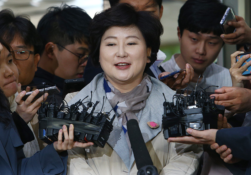 딸 서연 양의 사망과 관련 의혹을 받고 있는 가수 고 김광석의 부인 서해순 씨가 12일 오후 서울 종로구 서울지방경찰청에 조사를 받기 위해 출석 기자들의 질문에 웃으며 답하고 있다.